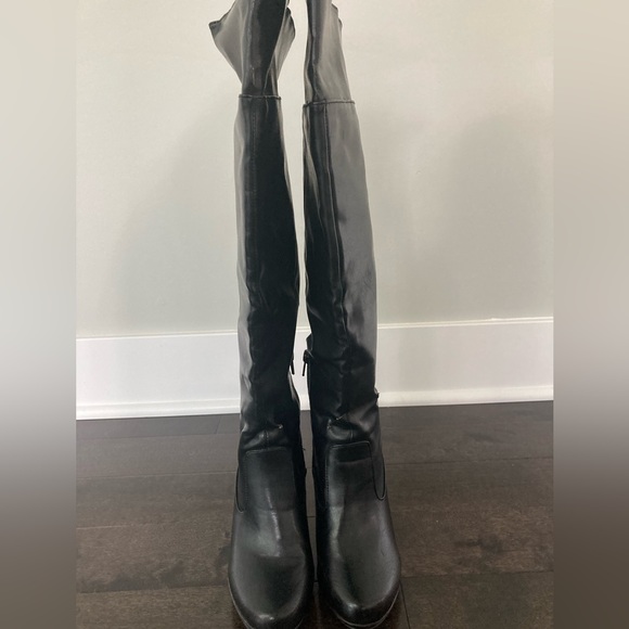 Black Knee High Heeled Boots - Picture 4 of 8